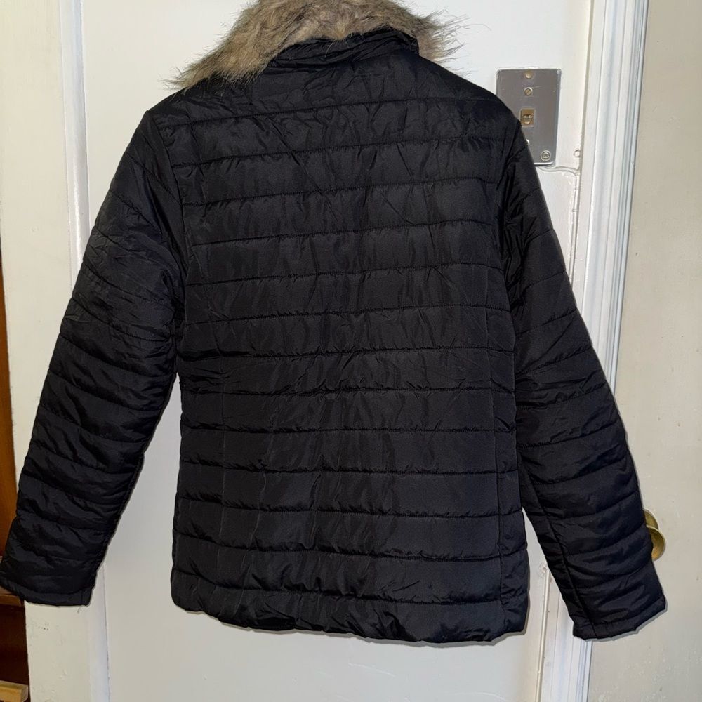 Elegant Black Puffer Jacket with Faux Fur Collar - Picture 2 of 3